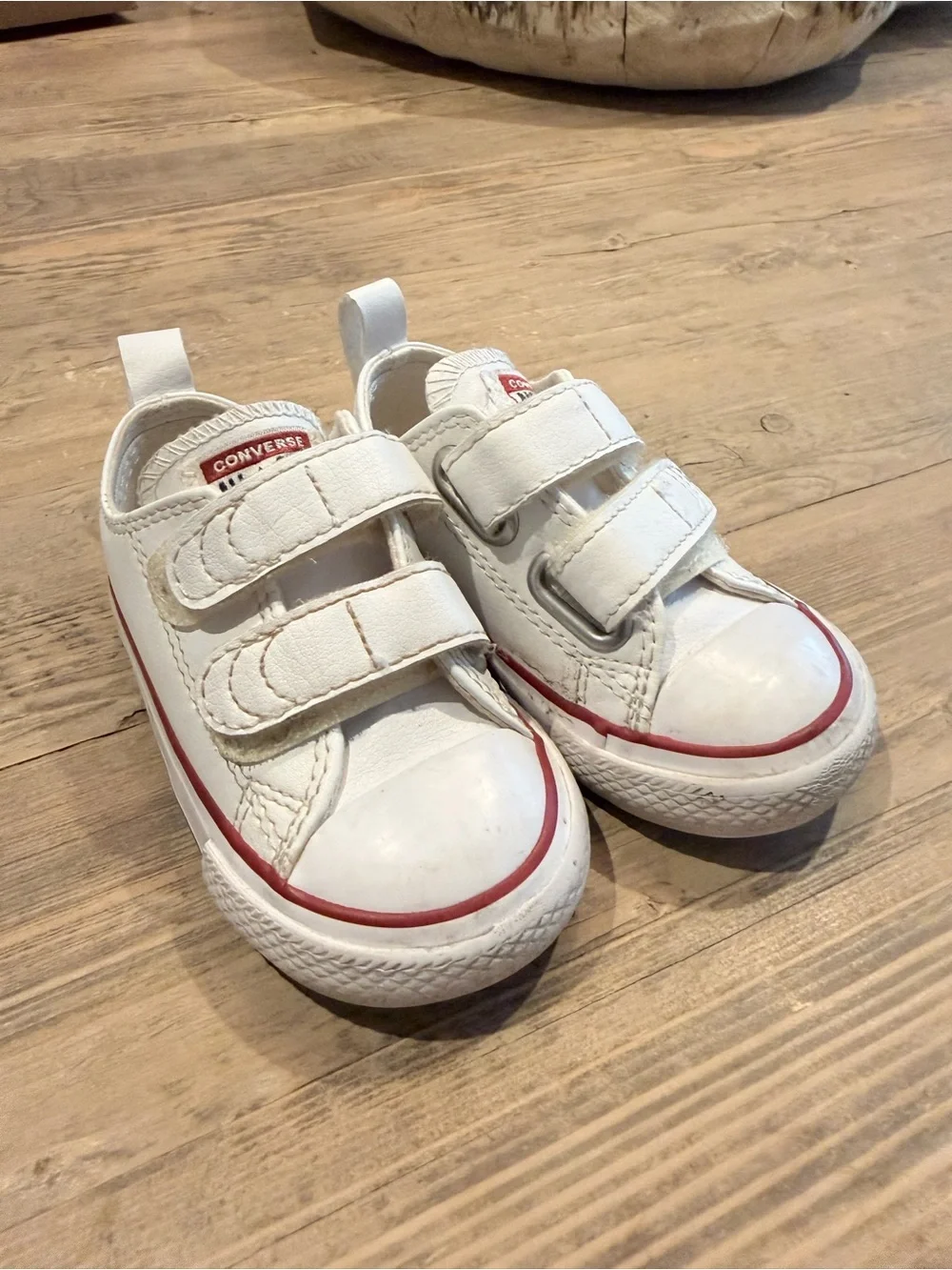 Converse white low